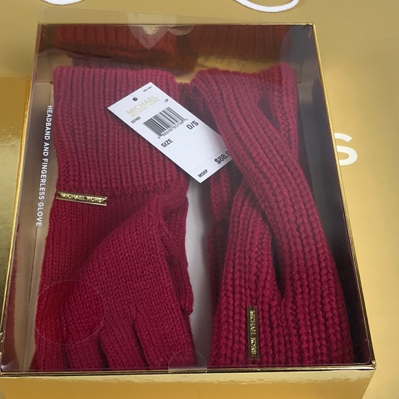Michael Kors lip scarf and glove set - Picture 1 of 5